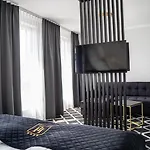 Lantier & Swimming Pool Zone 4*
