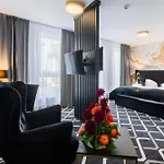 Lantier & Swimming Pool Zone Hotel