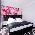 Lantier & Swimming Pool Zone Hotel