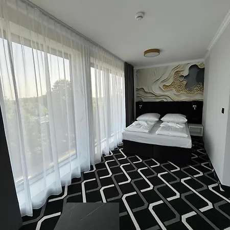 Lantier & Swimming Pool Zone 4* Μπίτομ