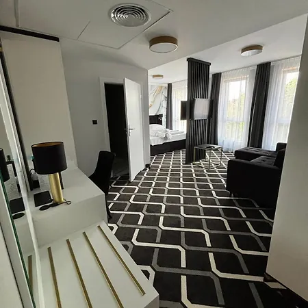 Lantier & Swimming Pool Zone Отель Бытом
