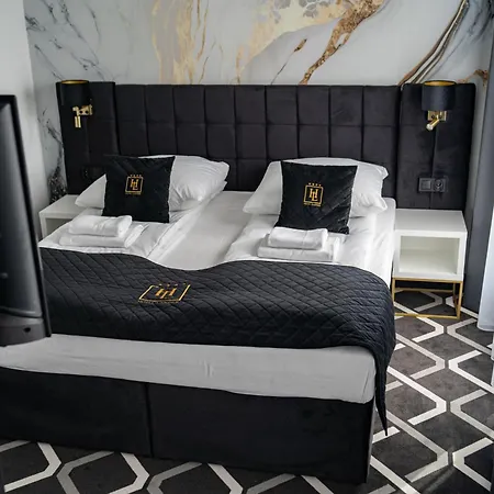 Lantier & Swimming Pool Zone Hotel Bytom