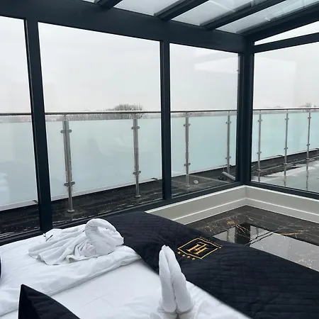 Lantier & Swimming Pool Zone Hotel