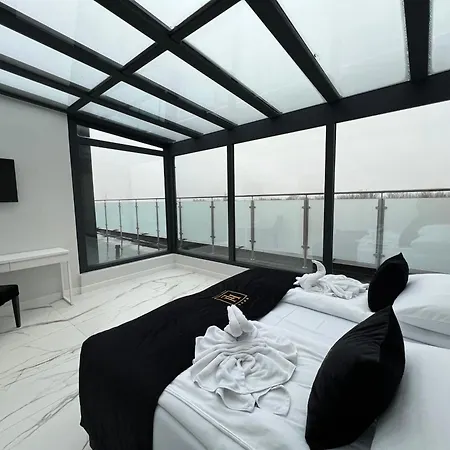 Lantier & Swimming Pool Zone Отель Бытом