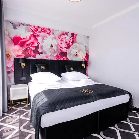 Lantier & Swimming Pool Zone Hotel