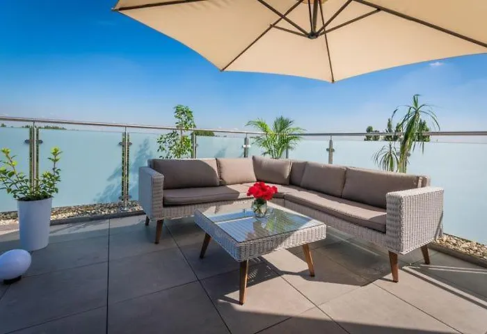 Lantier & Swimming Pool Zone 4*