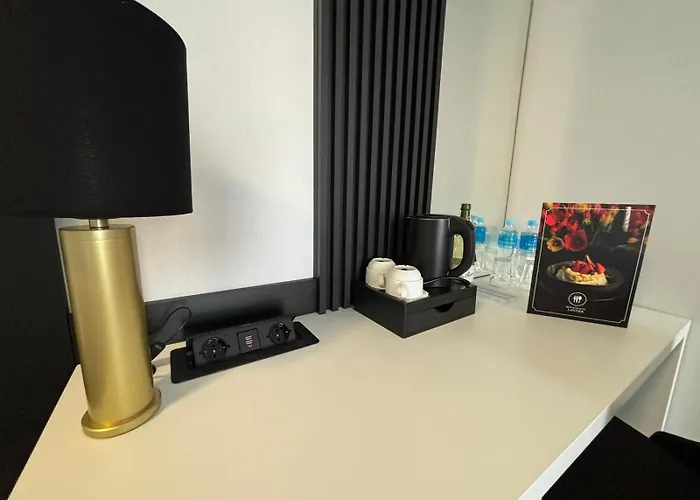 Lantier & Swimming Pool Zone فندق 4*