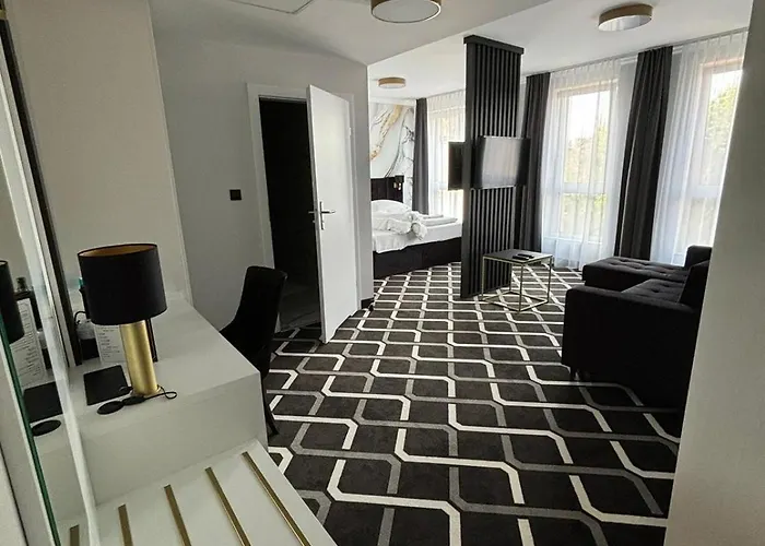 Lantier & Swimming Pool Zone Hotel Bytom