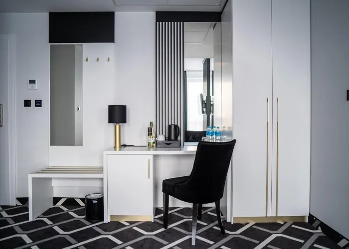 Lantier & Swimming Pool Zone فندق