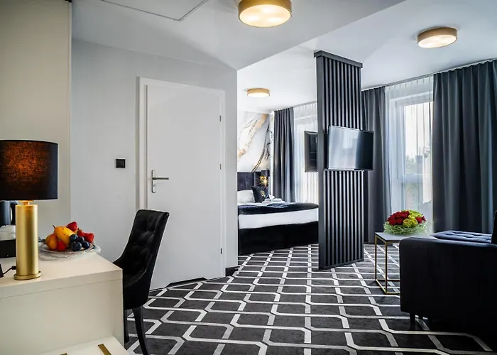 Lantier & Swimming Pool Zone Hotel