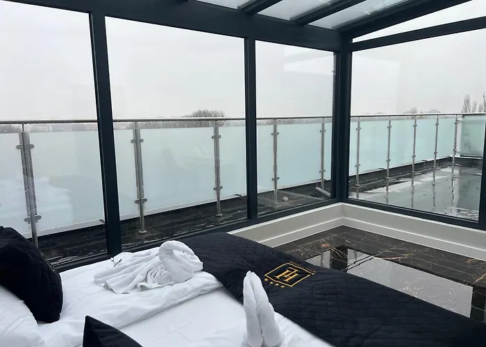 Lantier & Swimming Pool Zone Hotel