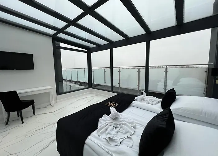 Lantier & Swimming Pool Zone Отель Бытом