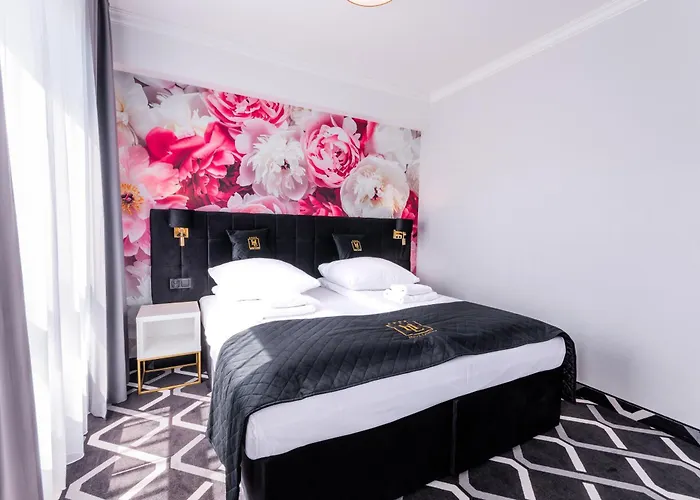 Lantier & Swimming Pool Zone فندق