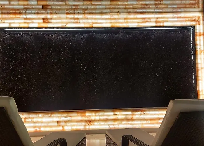 Lantier & Swimming Pool Zone Отель Бытом