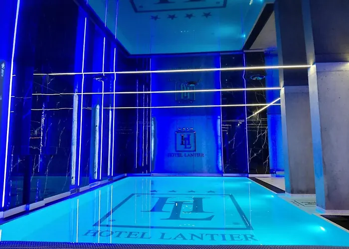 Lantier & Swimming Pool Zone Отель Бытом