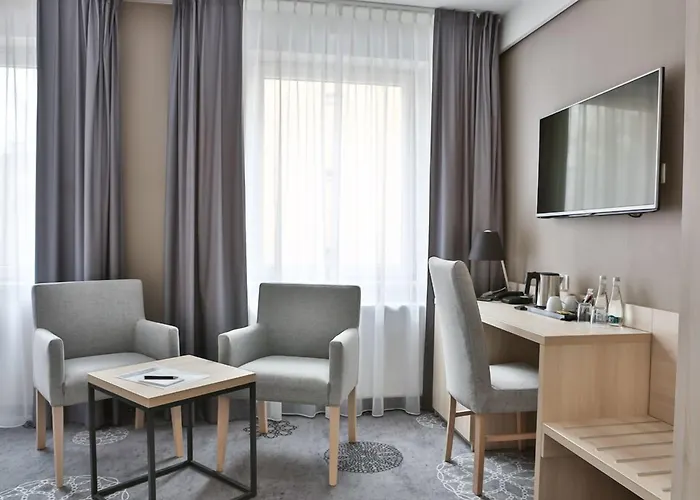 Lantier & Swimming Pool Zone Бытом