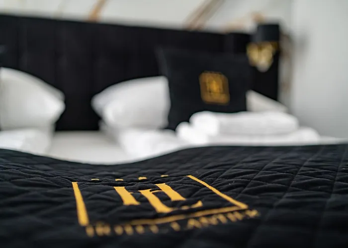 Lantier & Swimming Pool Zone Hotel