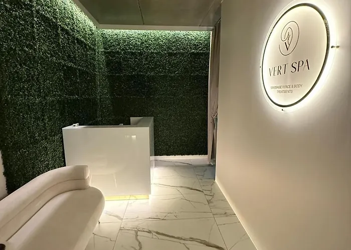 Lantier & Swimming Pool Zone Hotel