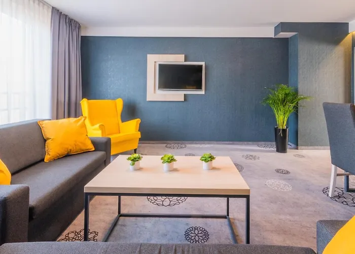 Lantier & Swimming Pool Zone بيتوم